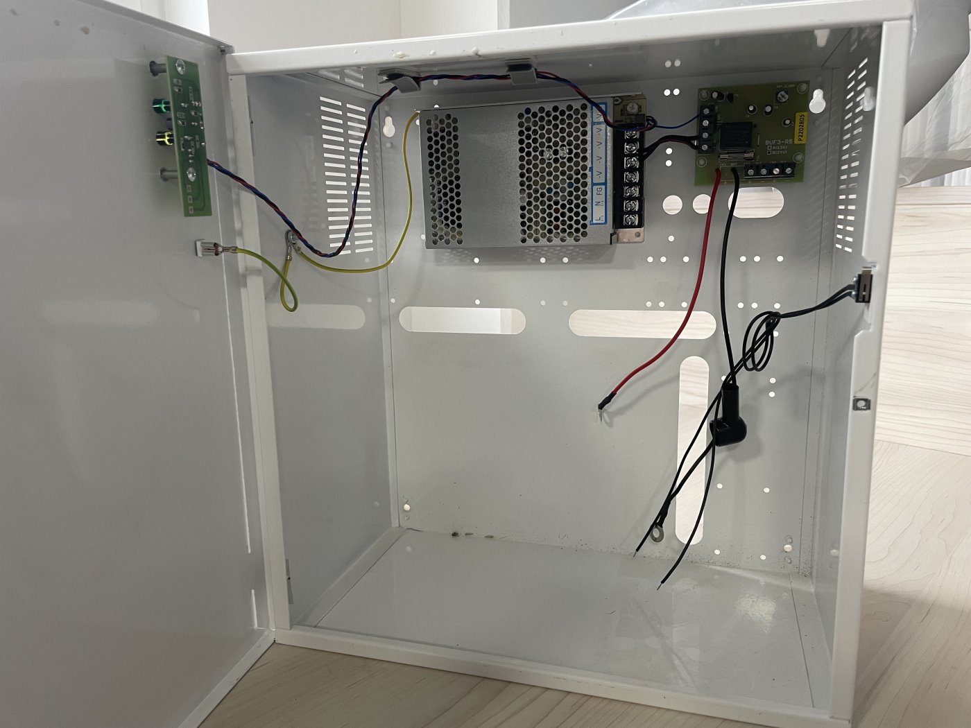 Power supply 24V 5A, in metal box, instead of 2x12V / 18Ah battery